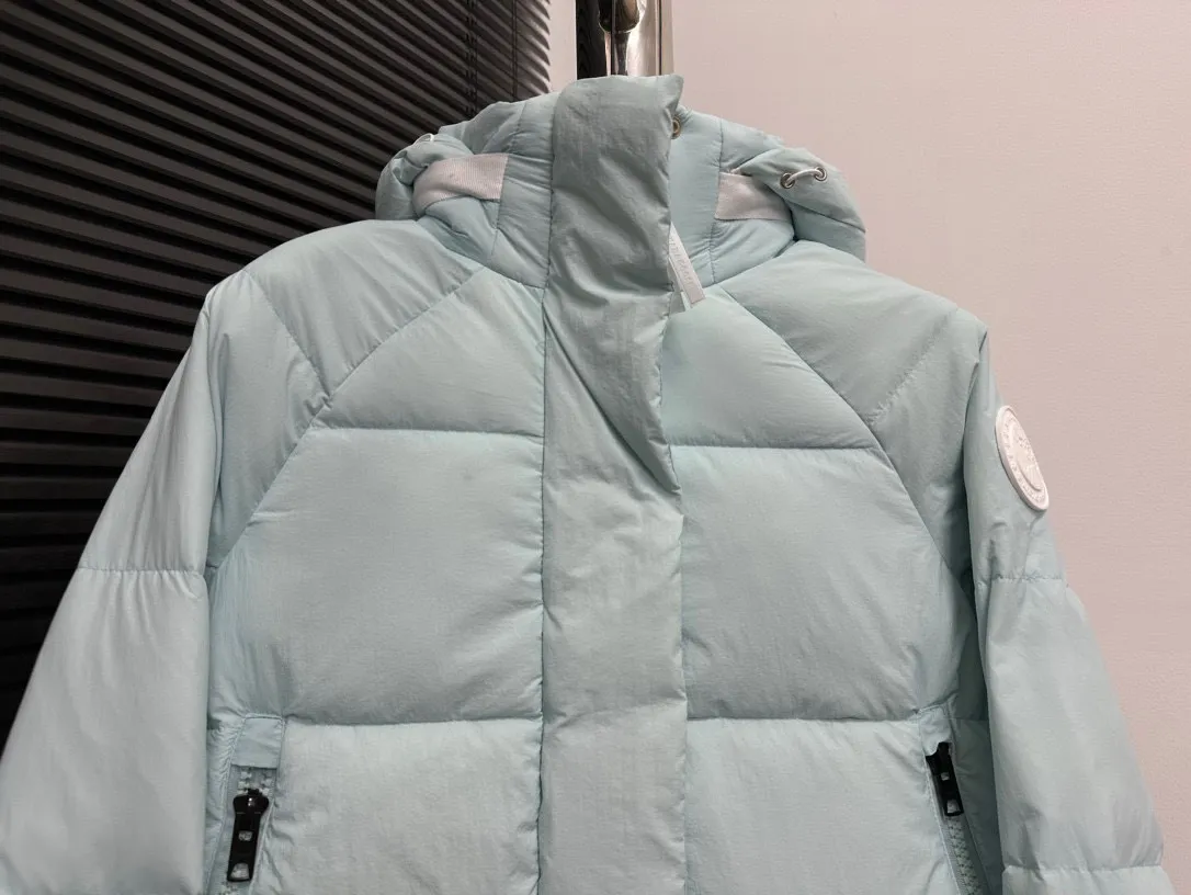 P780 【𝗖𝗔𝗡𝗔𝗗𝗔 𝗚𝗢𝗢𝗦𝗘】Capsule Series Macaron White Label Fabric: Made of soft EnduraLuxe fabric imported from DuPont, CORDURA, USA, which enhances the durability of easy-to-wear parts, is lightweight and durable; the liner is made of 400T anti-velvet gallbladder, which is comfortable, soft and non-velvet. : Equipped with a detachable hood, which can be adjusted in two directions, and is also filled with down, which brings greater softness and wrapping around the head and neck, and is full of warmth. This parka features white trim on the back and sides, and the hardware locks are all original and custom-made to match the muted fabric color. Goose label: The official website’s new series of silicone material labels, non-embroidery labels. Length: Fit hip-length. Size: XS-L